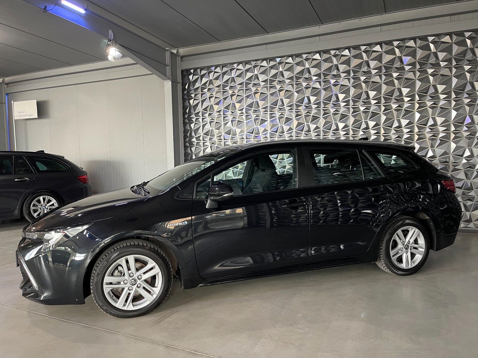 Toyota Corolla Touring Hybrid - Samsaru's Car Outlet