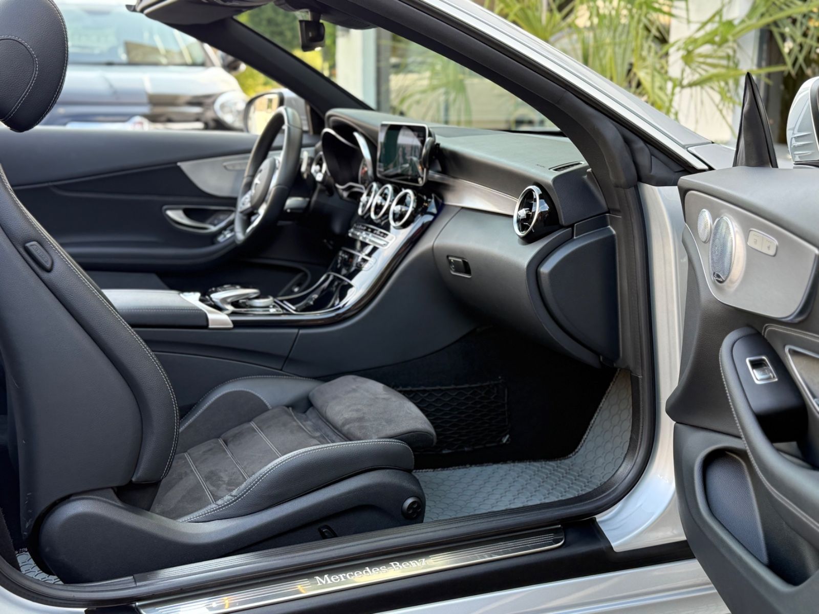 Mercedes-Benz C 200 Cabrio AMG Line - Samsaru's Car Outlet