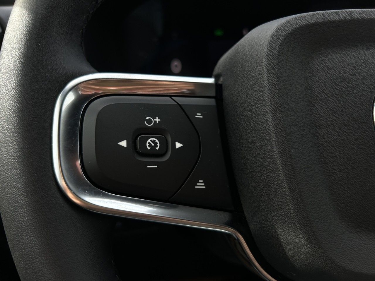 Volvo XC40 B4 Core/Navi/LED/AHK/Standhz/Kam/BLIS/el.HK