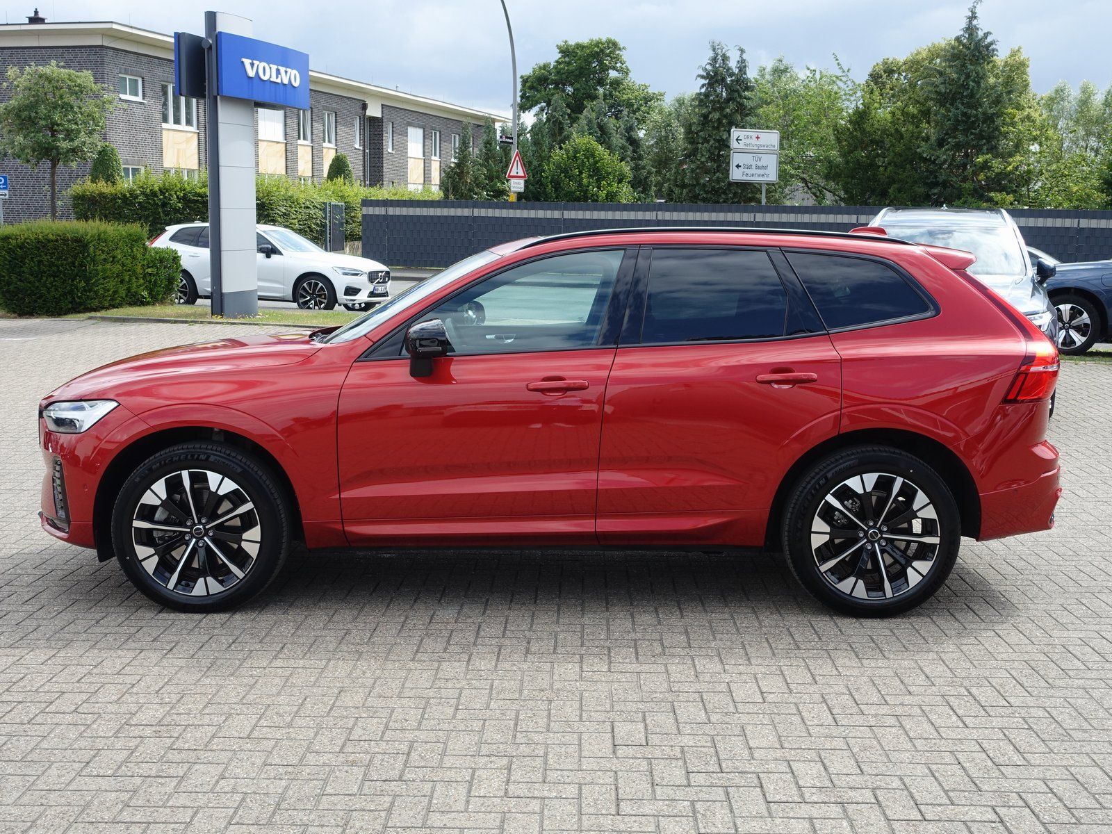 Volvo XC60 B5 Ultimate Dark AWD - Samsaru's Car Outlet