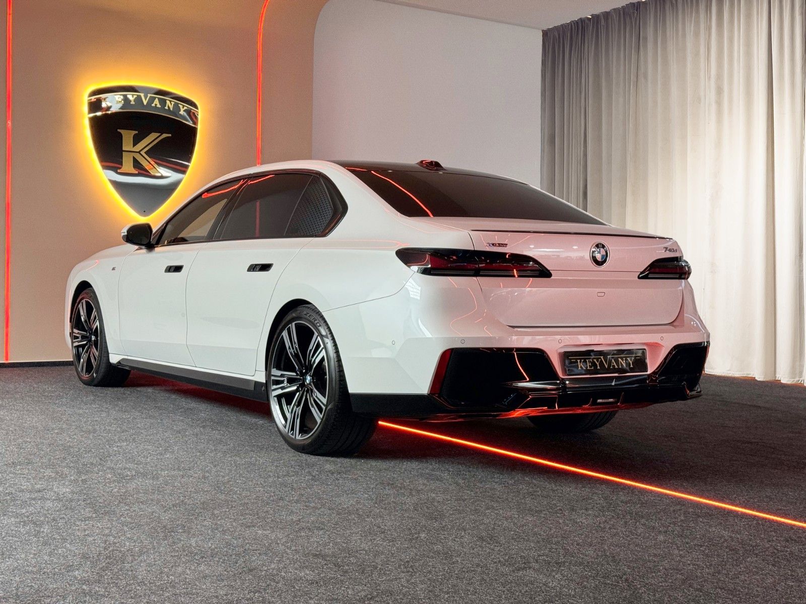 BMW 740d xD/4xMASSG/MPRO/SKY TV/KRIST/EXC.LNG/B&W/21