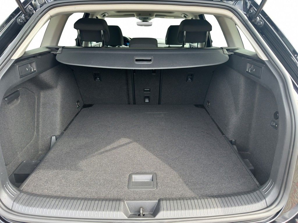 Volkswagen Golf VIII Variant 2.0 TDI Life - Samsaru's Car Outlet