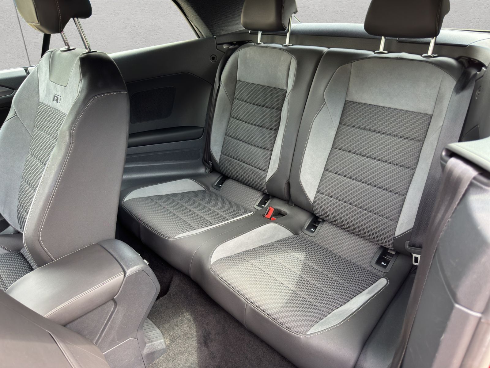 Volkswagen T-Roc 1.5 TSI DSG R-Line - Samsaru's Car Outlet