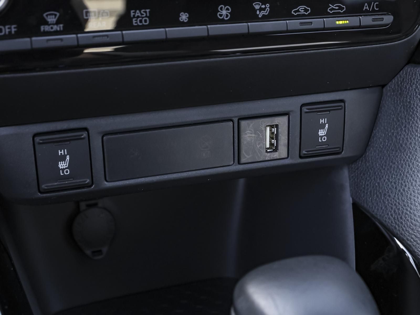 Toyota Yaris 1.5 Hybrid Style NAVI SHZ PDC KLIMA LM