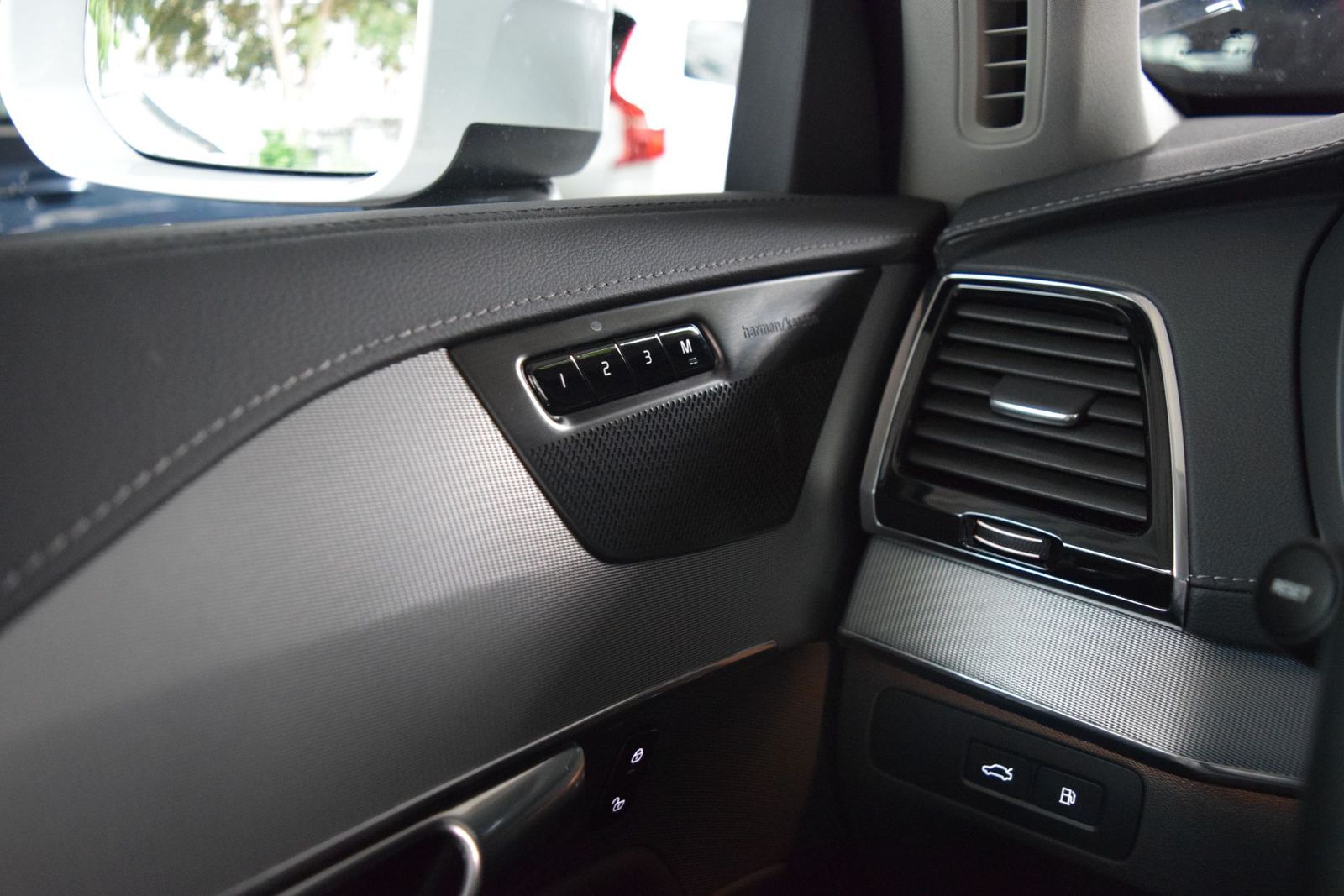 Volvo XC90 T8 AWD Plus Bright - Samsaru's Car Outlet
