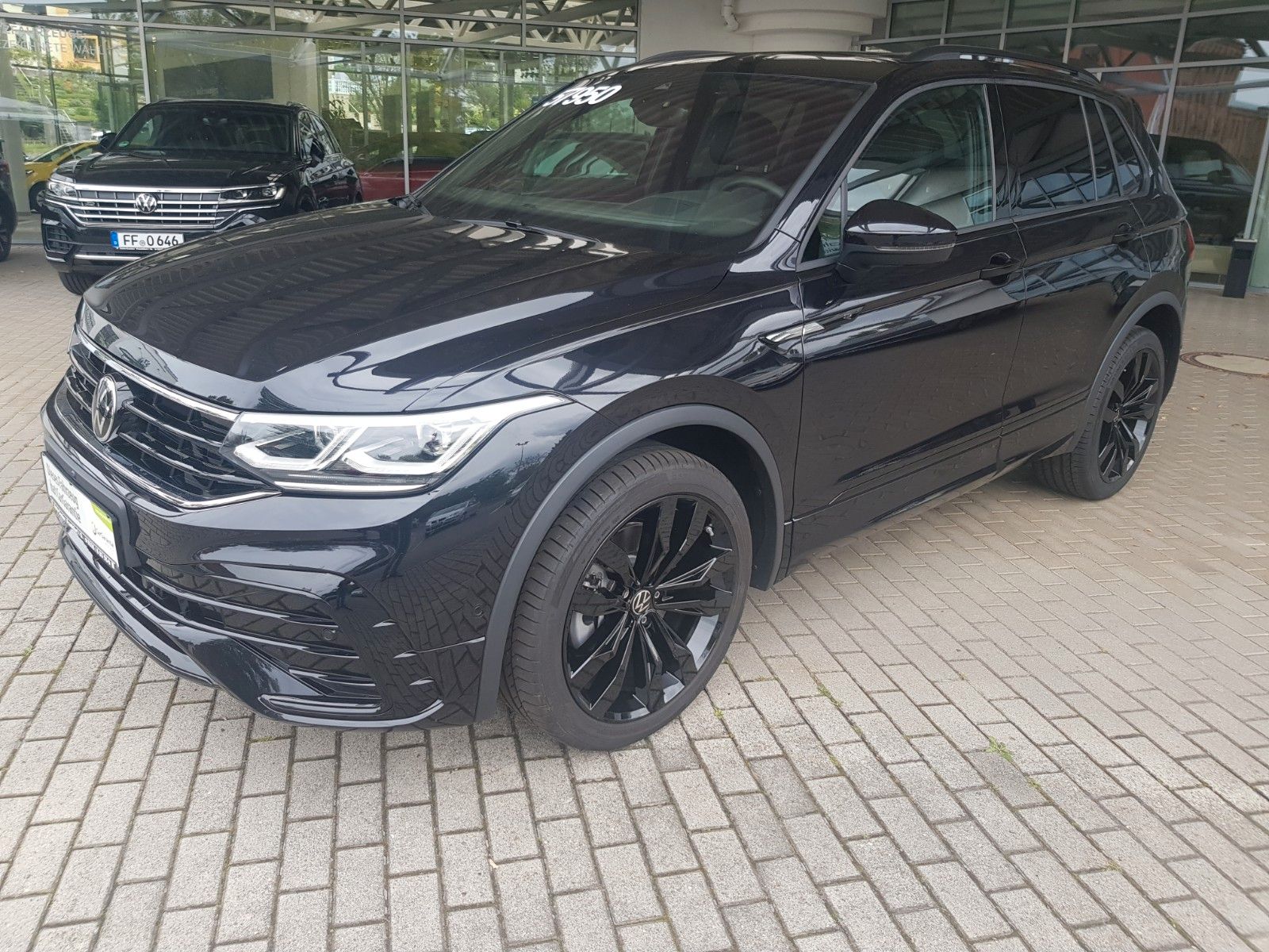 Volkswagen Tiguan 2.0 TDI SCR 4MOTION R-Line - Samsaru's Car Outlet