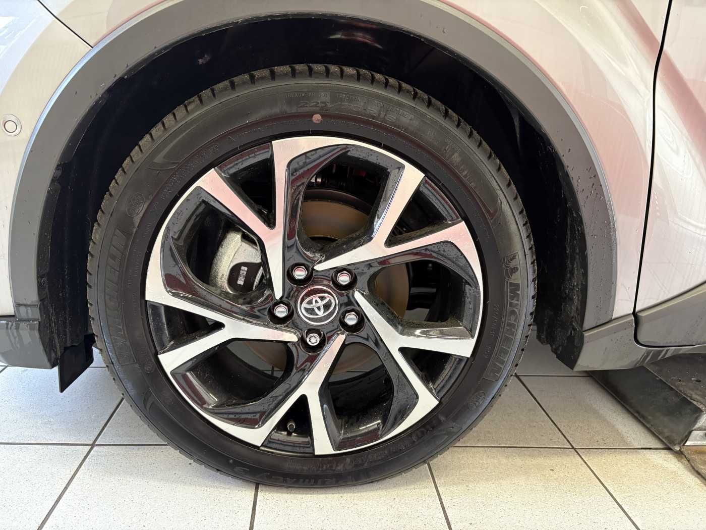Toyota C-HR Hybrid Style - Samsaru's Car Outlet