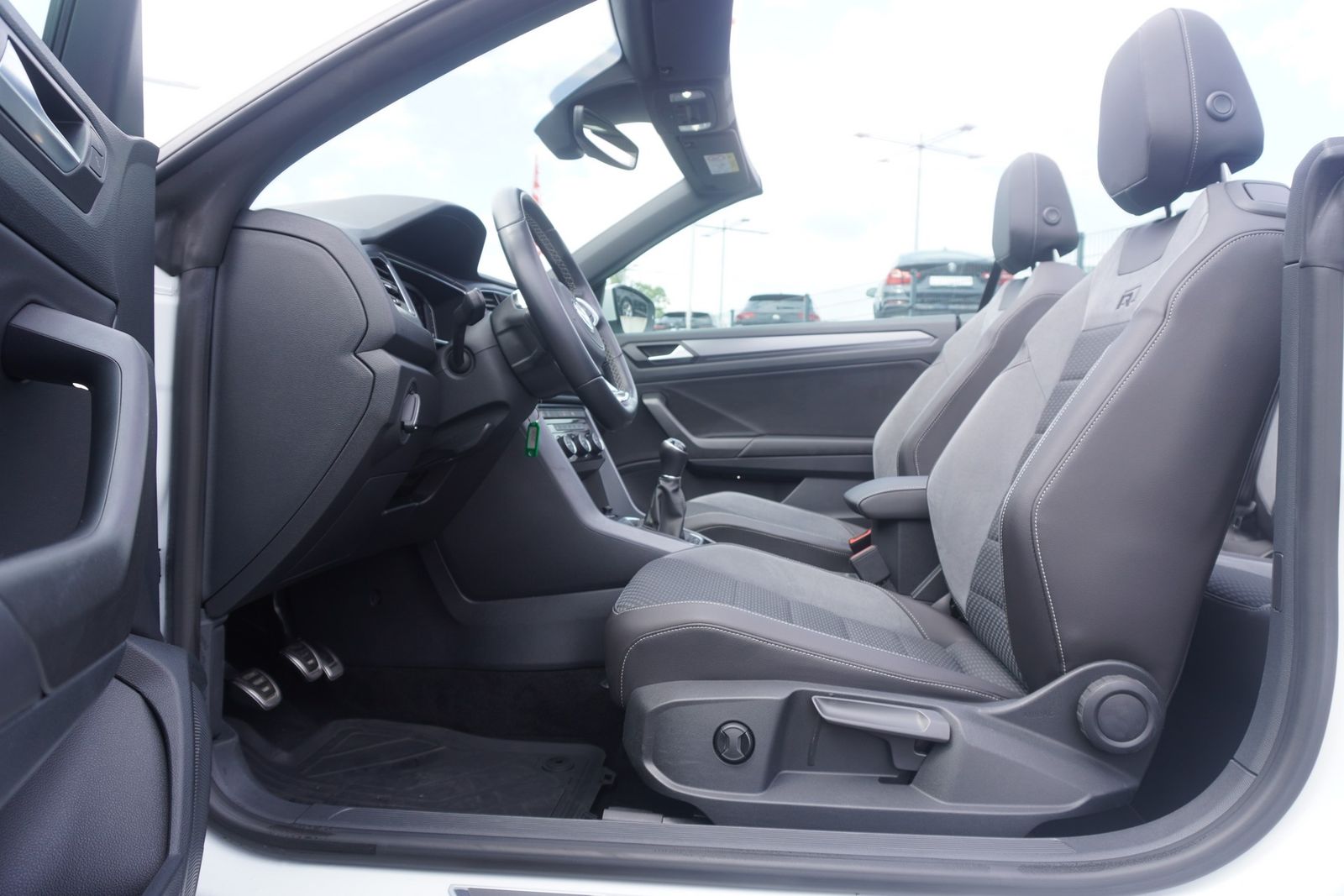 Volkswagen T-Roc 1.5 TSI R-Line - Samsaru's Car Outlet