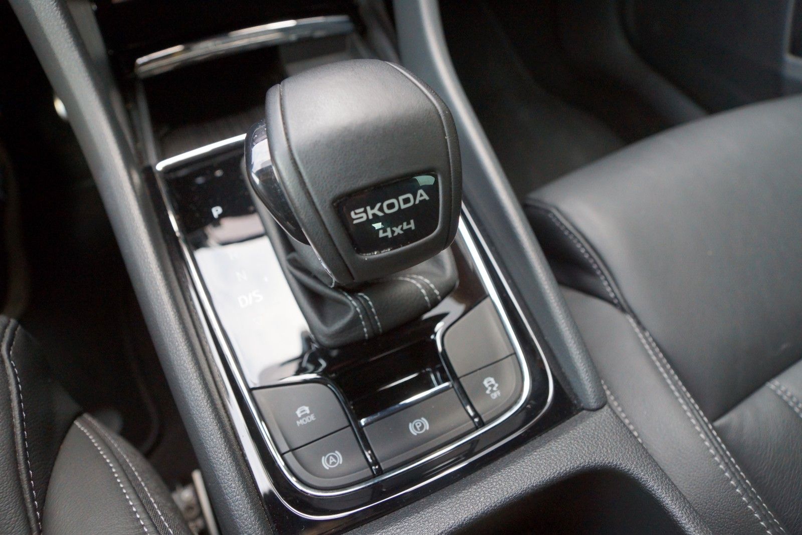 Skoda Karoq 2.0TSI SL 4x4 DSG!360°!ACC!AHK!St.Hzg!GAR!