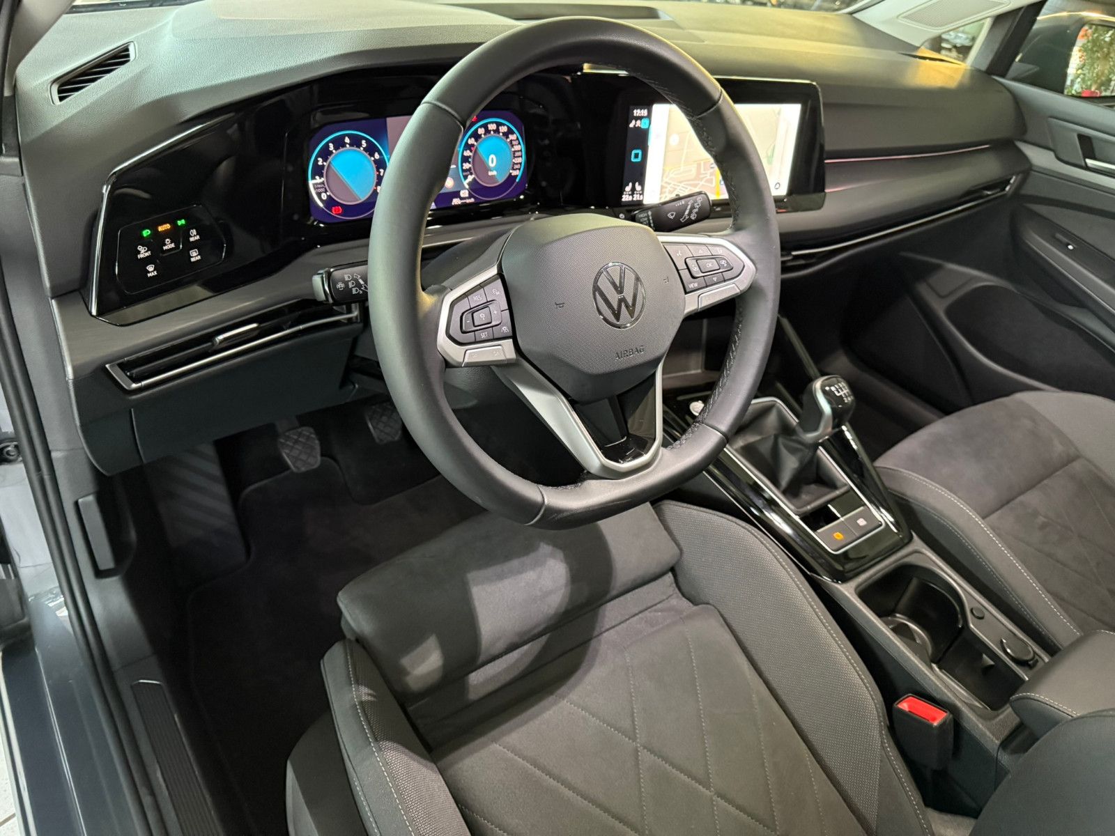 Volkswagen Golf VIII Lim. Style - Samsaru's Car Outlet