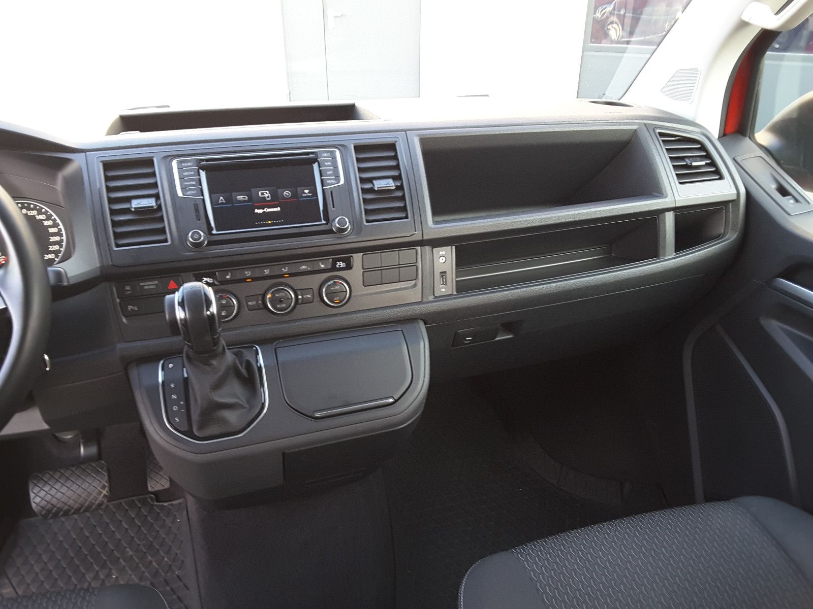 Volkswagen T6 Multivan 2.0 TDI DSG - Samsaru's Car Outlet