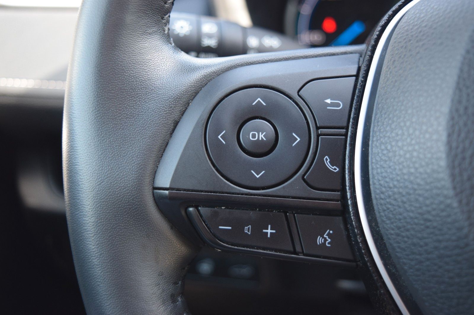 Toyota RAV 4 RAV4 Hybrid 4x2 Black Edition - Samsaru's Car Outlet