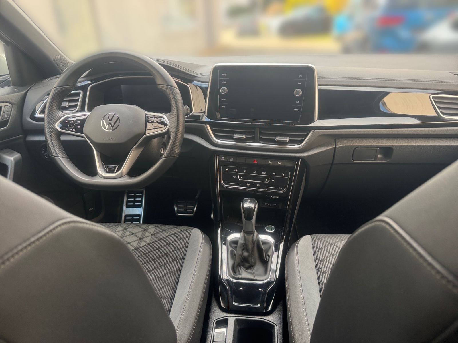 Volkswagen T-Roc 2.0 TDI DSG R-Line - Samsaru's Car Outlet