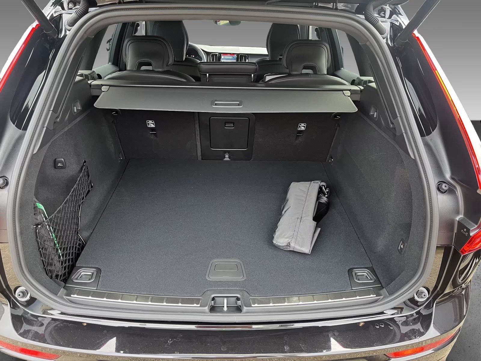 Volvo XC60 B5 AWD  Plus Black Edition+Ki-Sitze+AHK+