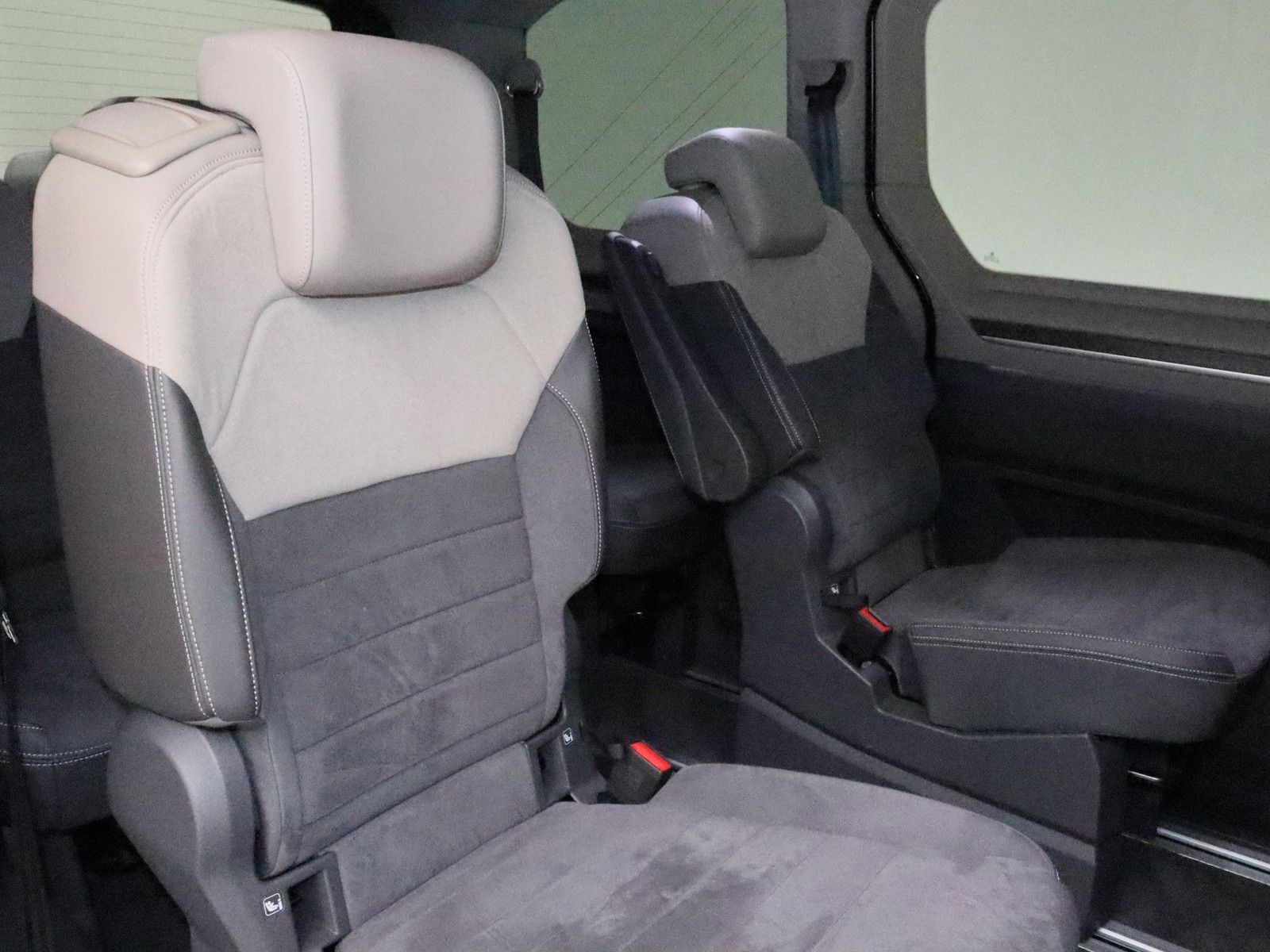Volkswagen T7 Multivan 2.0 TDI Style - Samsaru's Car Outlet