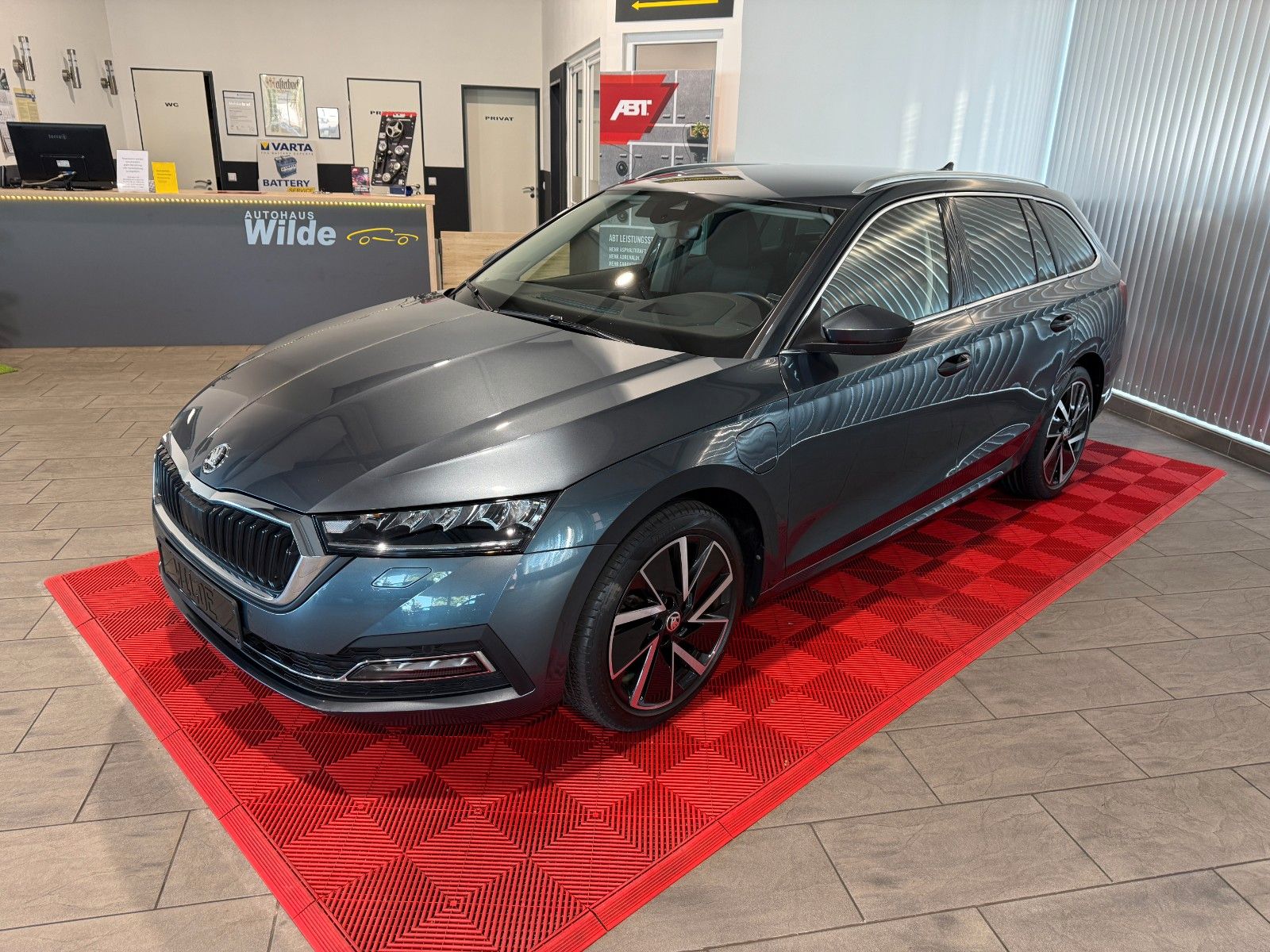 Skoda Octavia Combi First Edition iV - Samsaru's Car Outlet