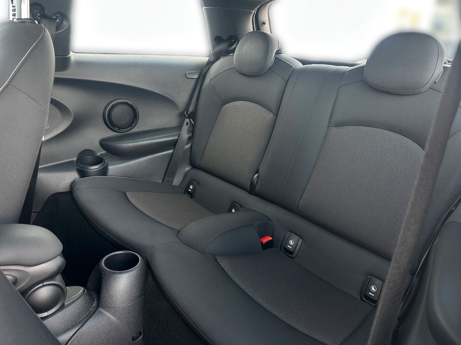 MINI COOPER Essential - Samsaru's Car Outlet