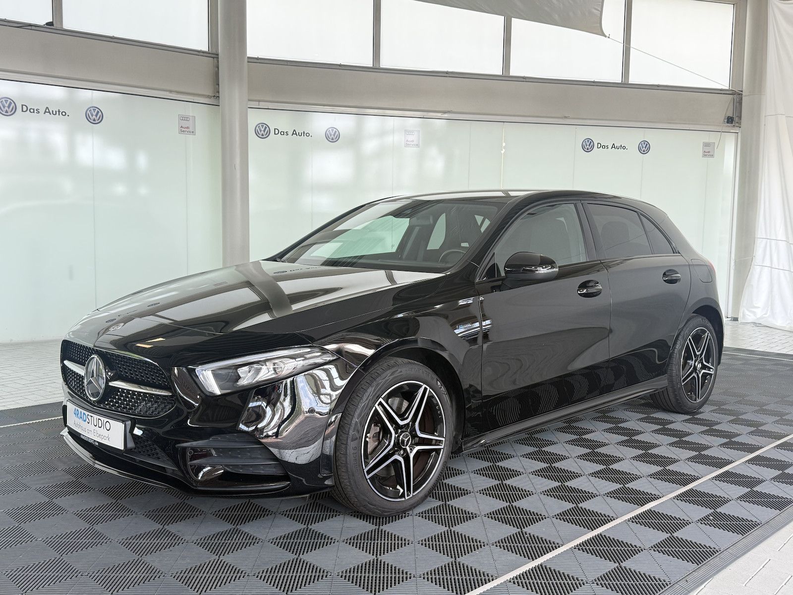 Mercedes-Benz A 250 e AMG-LINE - Samsaru's Car Outlet