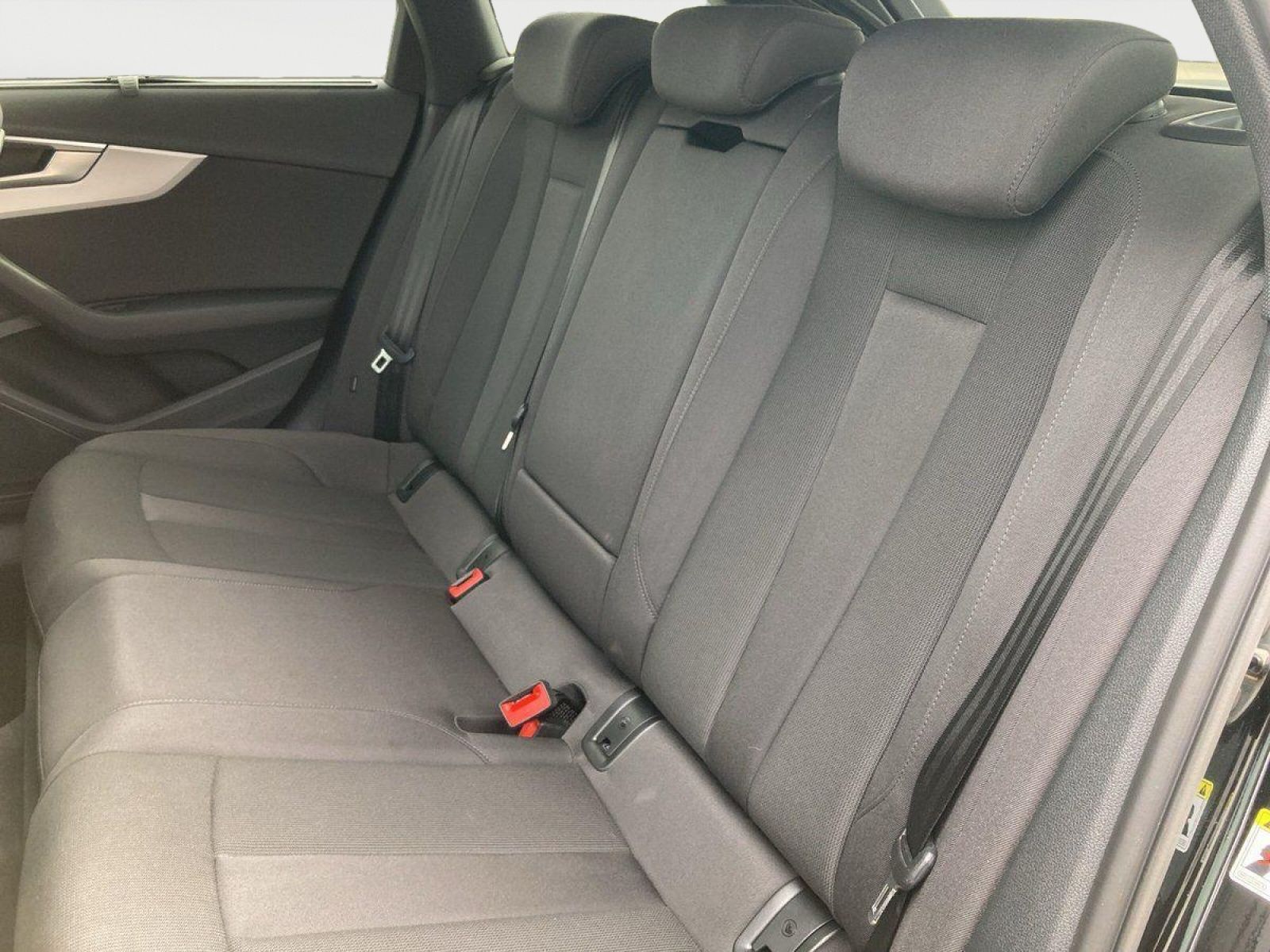 Audi A4 Avant 35 TFSI S line - Samsaru's Car Outlet
