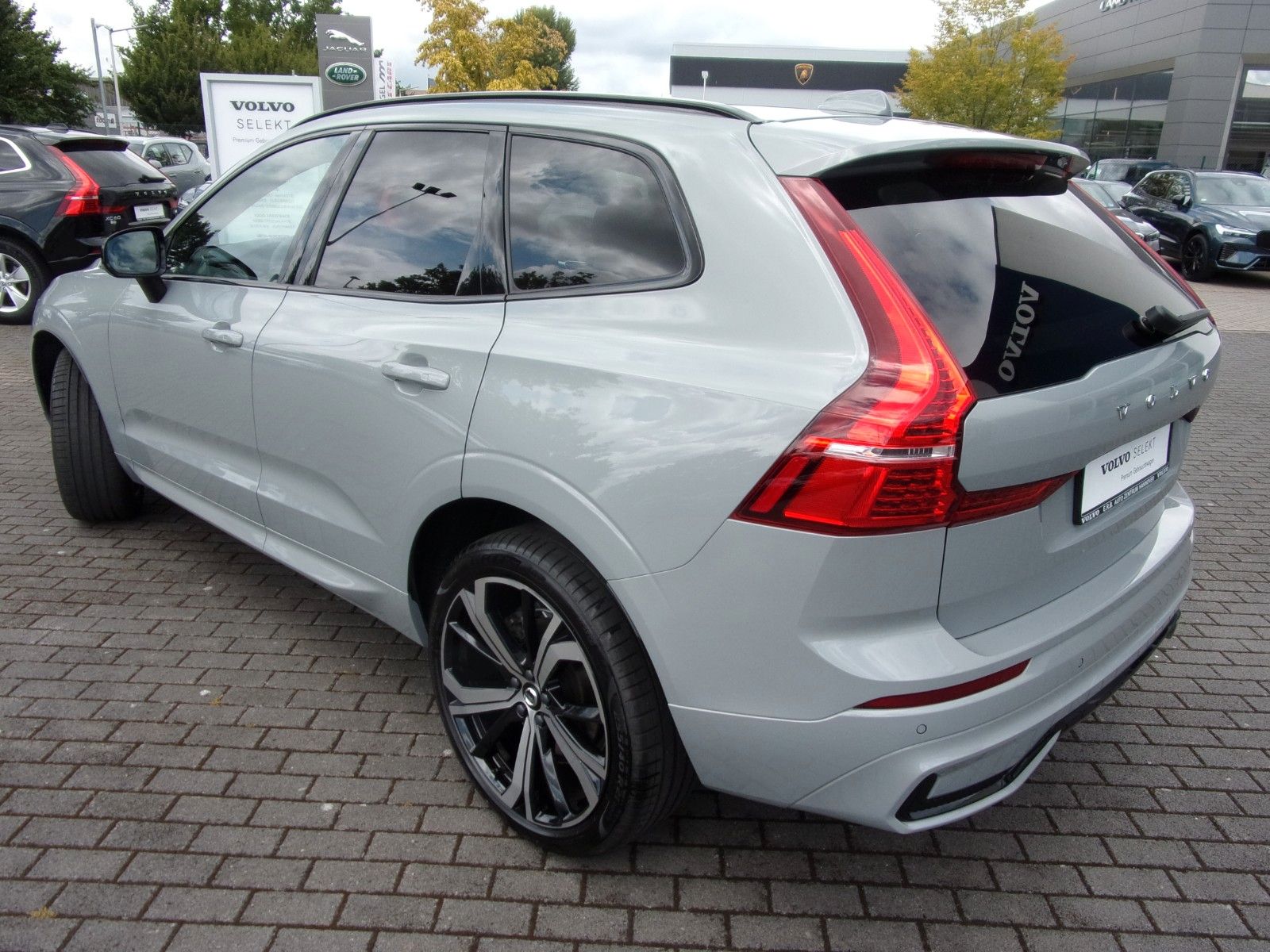 Volvo XC 60 B4 Plus Dark AWD - Samsaru's Car Outlet