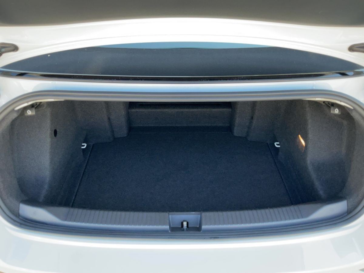 Volkswagen T-Roc 1.5 TSI DSG R-LINE - Samsaru's Car Outlet