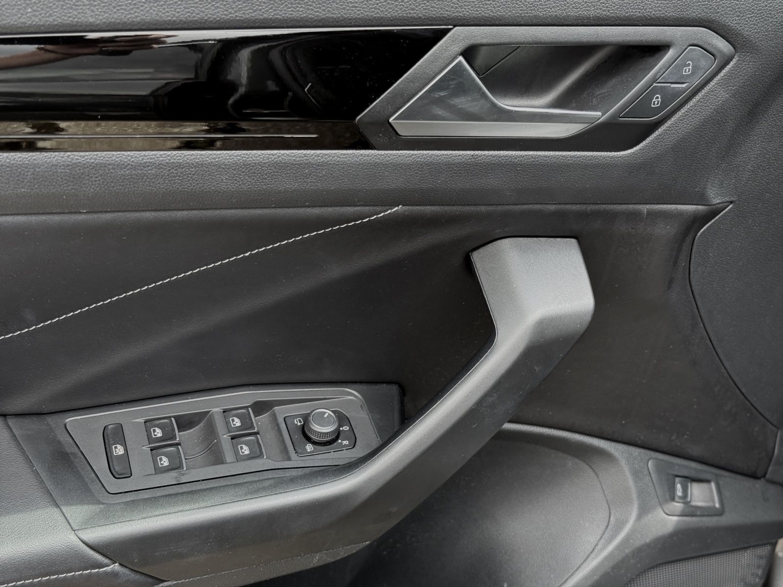Volkswagen T-Roc R-LINE - Samsaru's Car Outlet