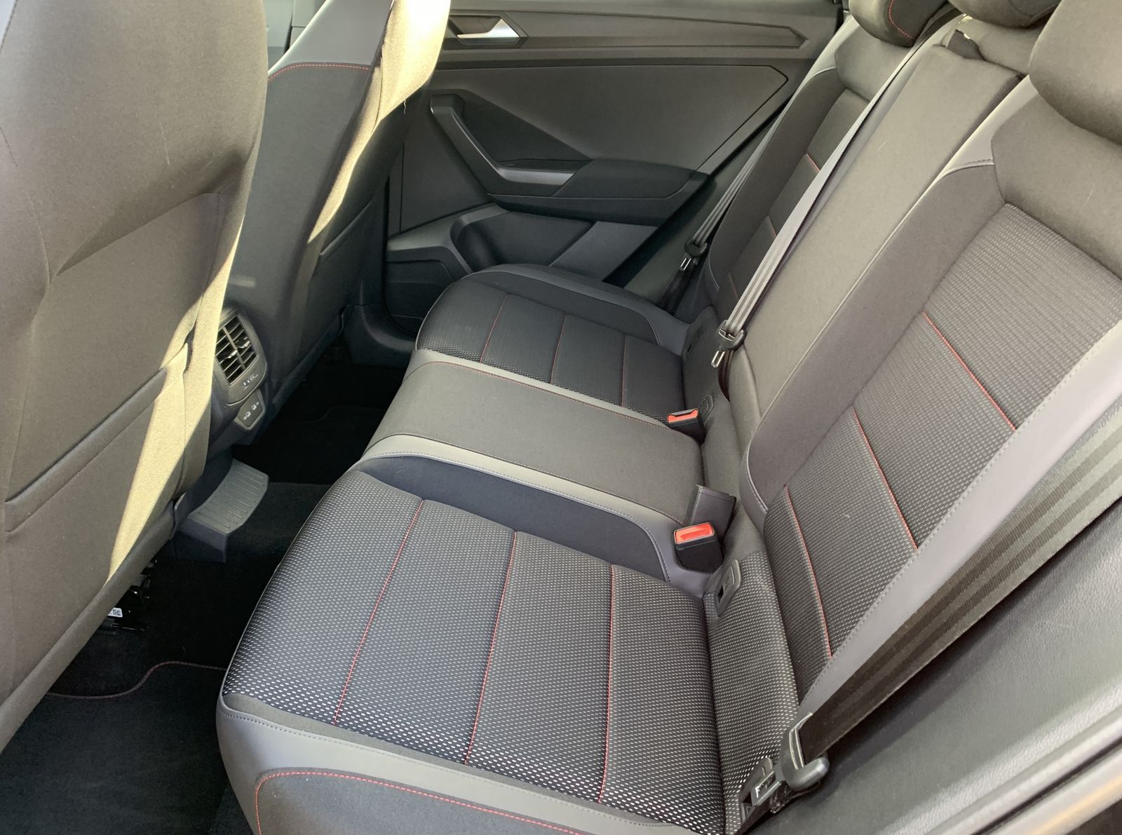 Volkswagen T-Roc 1.5 TSI Sport - Samsaru's Car Outlet