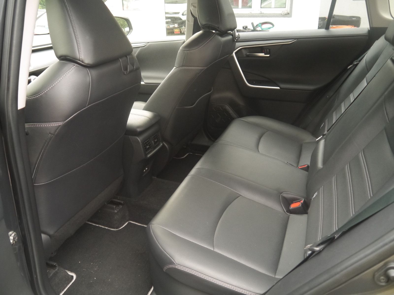 Toyota RAV 4 RAV4 Hybrid 4x4 Lounge - Samsaru's Car Outlet