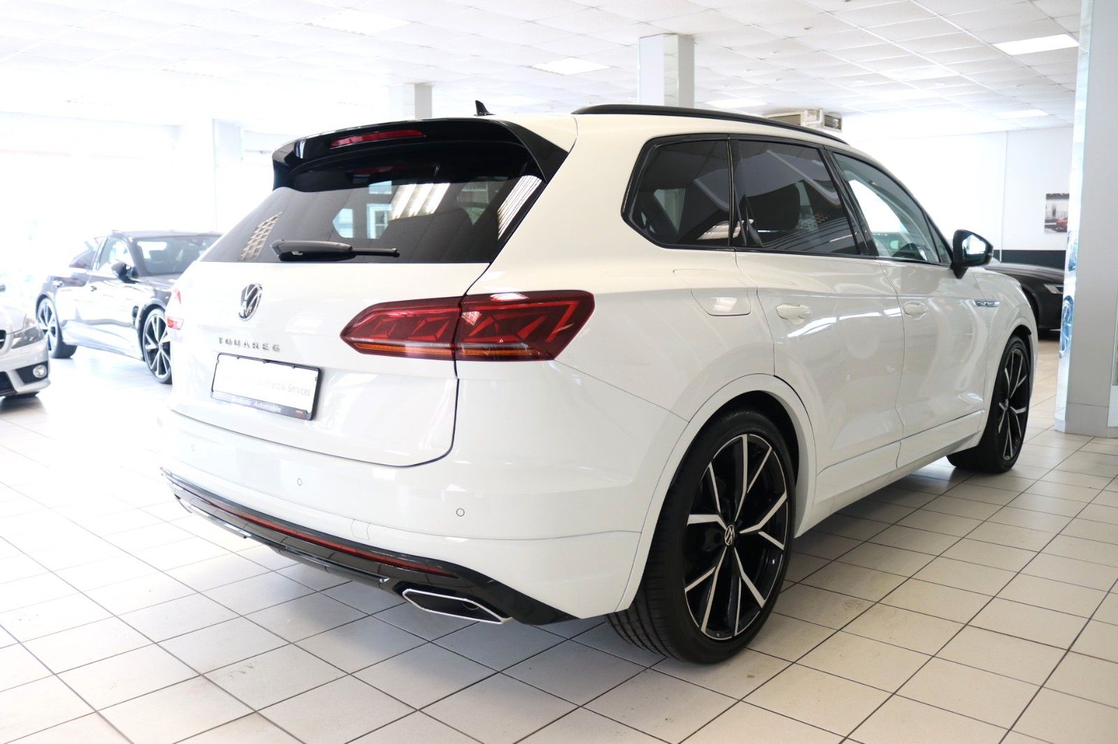 Volkswagen Touareg 2x R-Line Black - Samsaru's Car Outlet