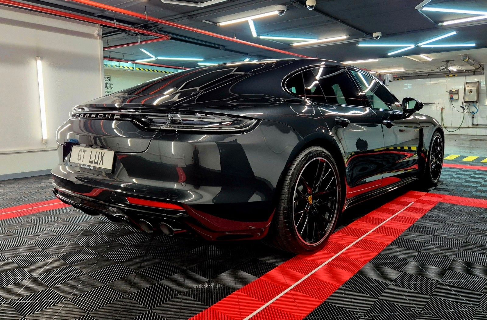 Porsche Panamera 4 E-Hybrid Platinum Edition