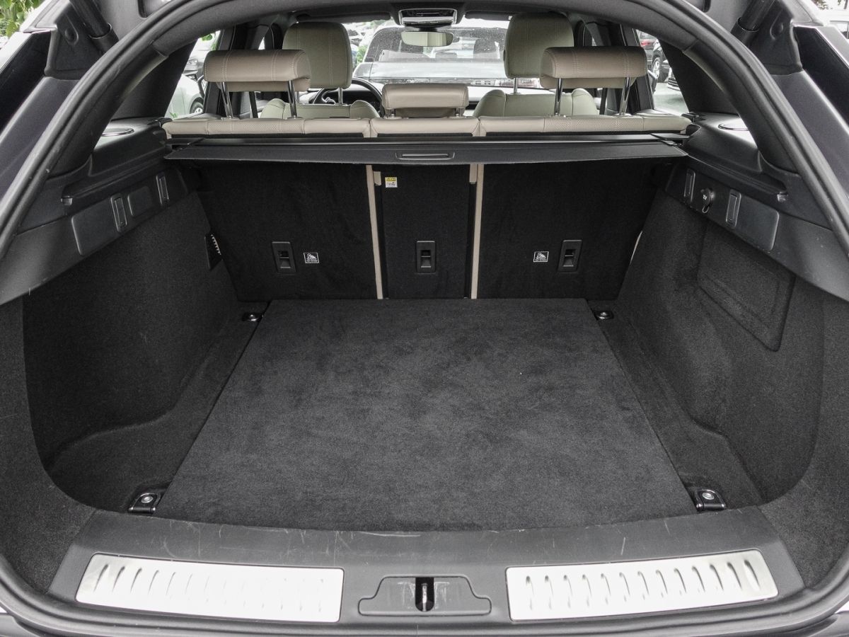 Range Rover Velar 2.0 d R-Dynamic - Samsaru's Car Outlet