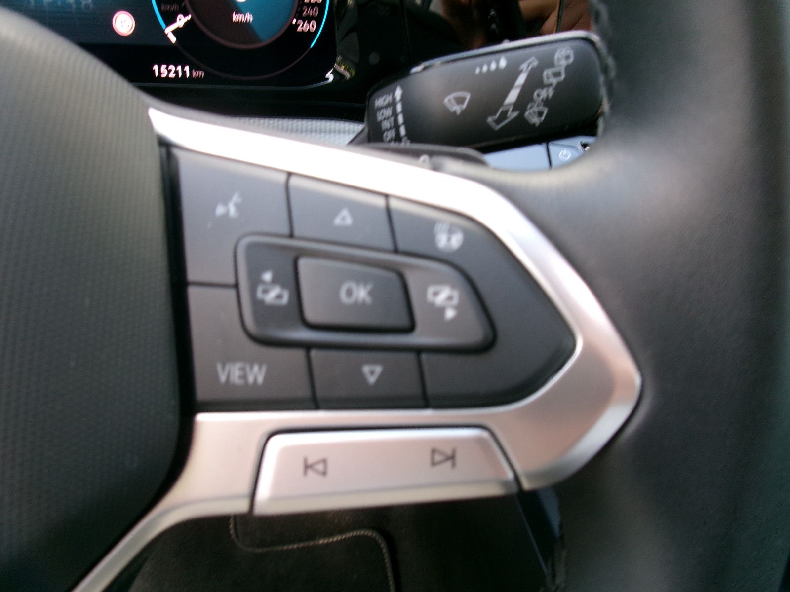 Volkswagen Golf VIII 1.0 eTSI Move - Samsaru's Car Outlet