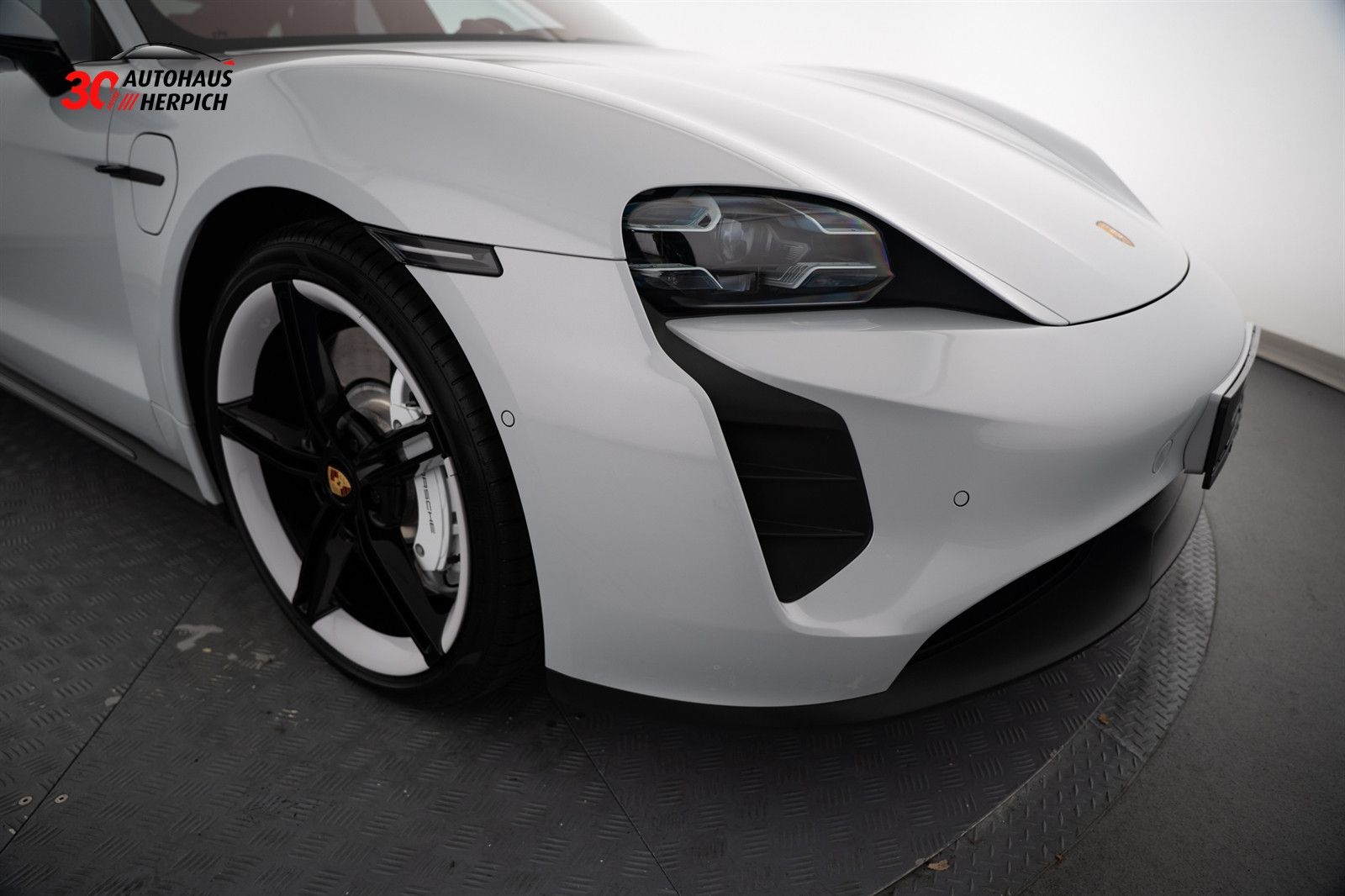 Porsche Taycan GTS 21" Matrix HAL Pano HUD InnoD Approve
