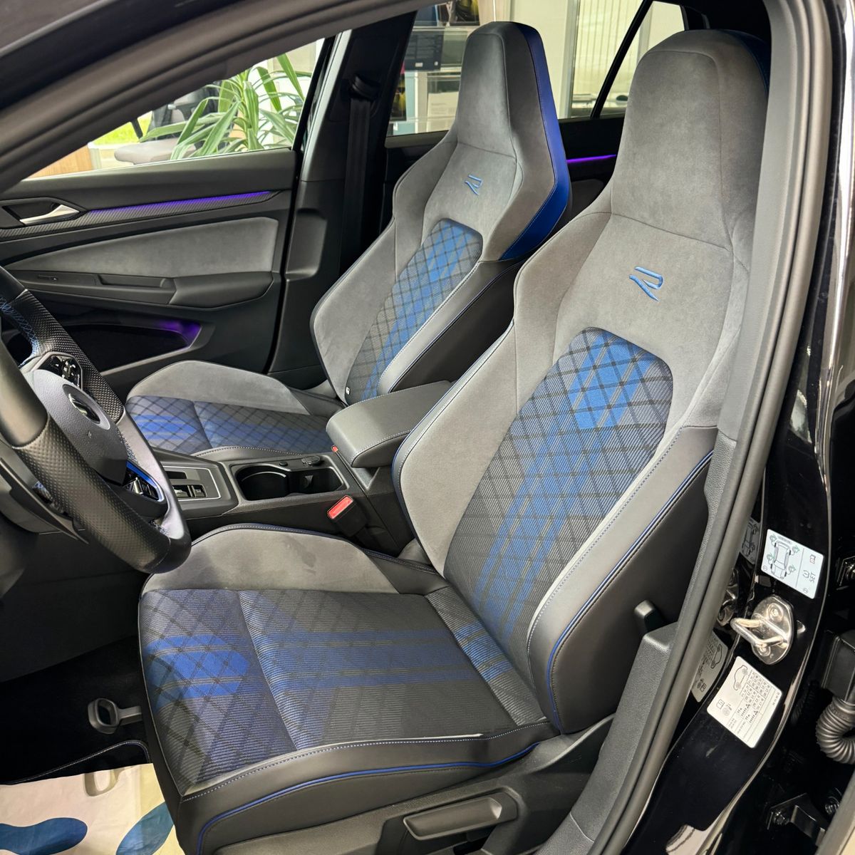 Volkswagen Golf VIII R 4Motion - Samsaru's Car Outlet