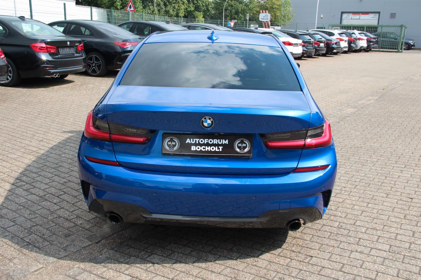BMW 330 i Lim M Sport Shadow - Samsaru's Car Outlet
