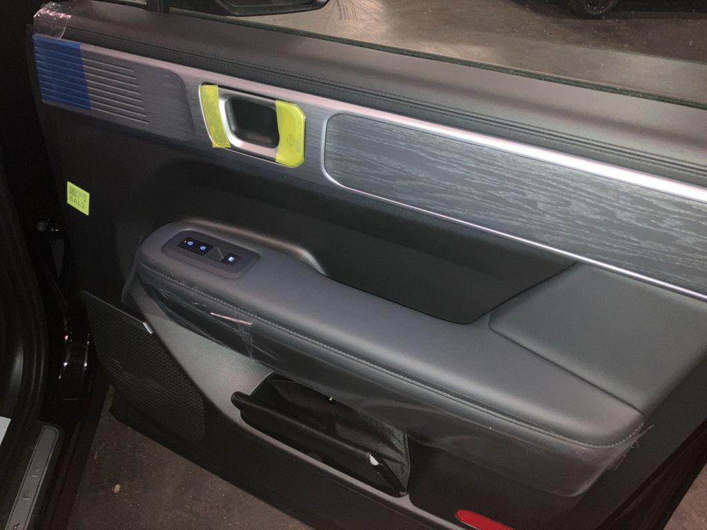 Hyundai SANTA FE Plug-In-Hybrid Signature - Samsaru's Car Outlet
