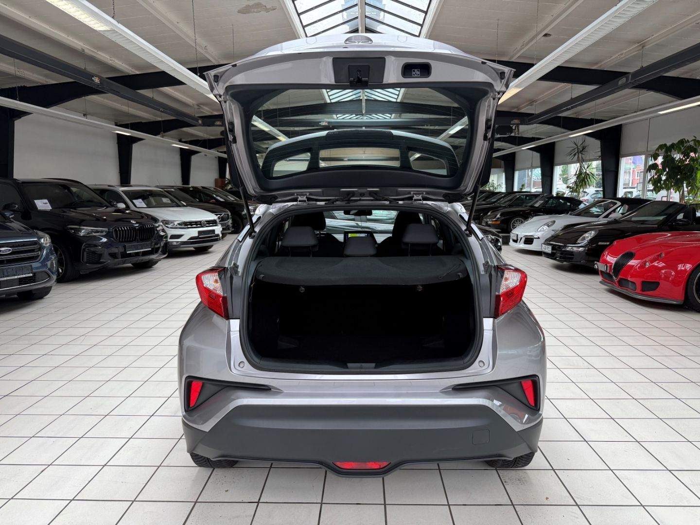 Toyota C-HR Hybrid Flow 1.8 - Samsaru's Car Outlet