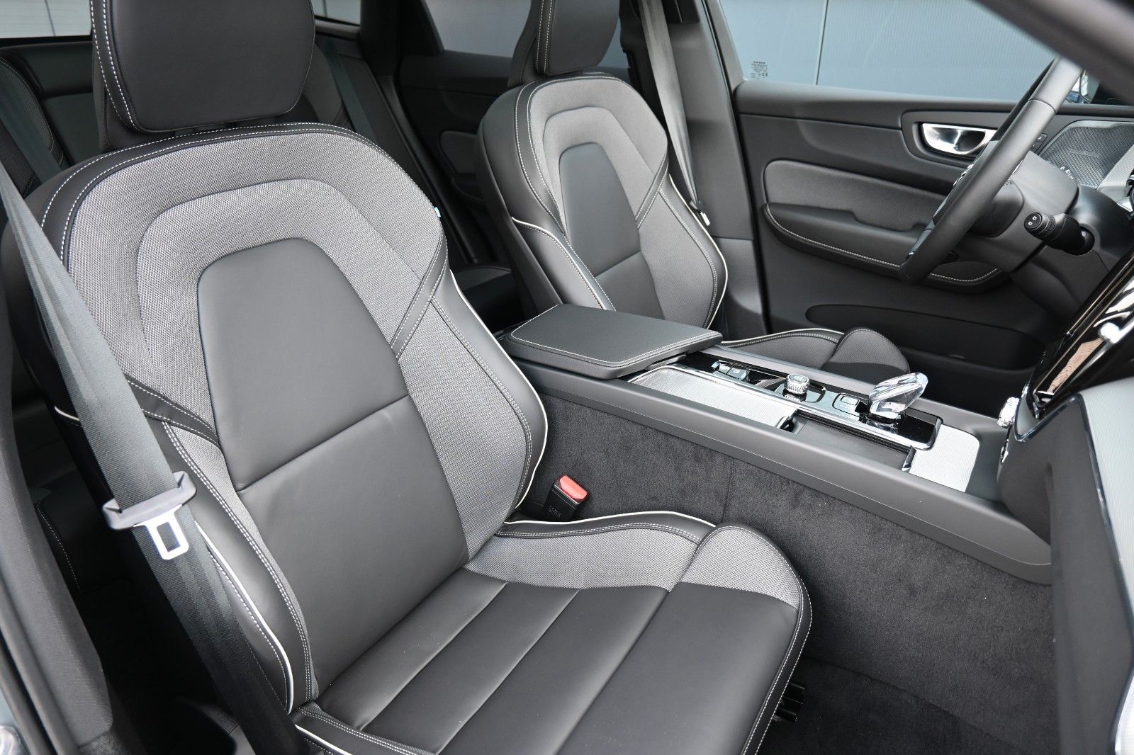 Volvo XC60 B5B AWD Ultra Dark*360°*H/K*AHK*HUD*ACC