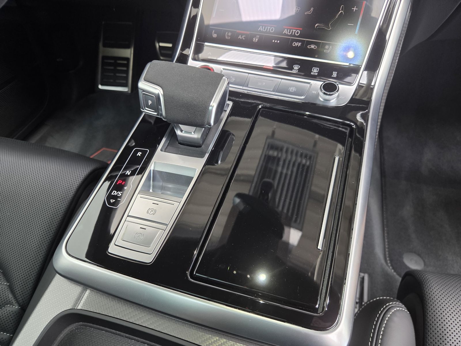 Audi RSQ8 Sportabgas AHK Standhzg. Black+ RS-Design