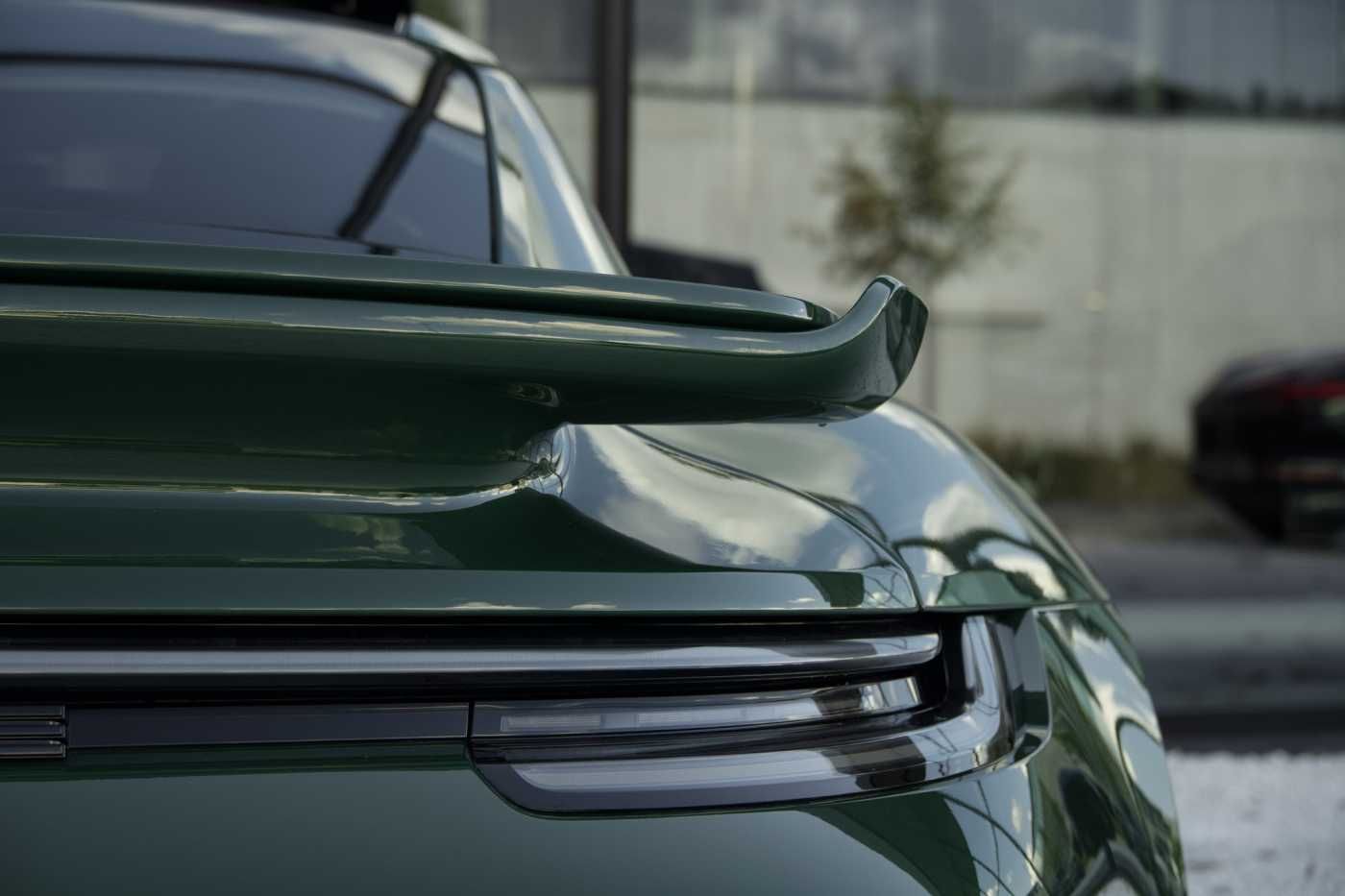 Porsche 992 TurboS Irishgreen Heritage SportDesign Lift