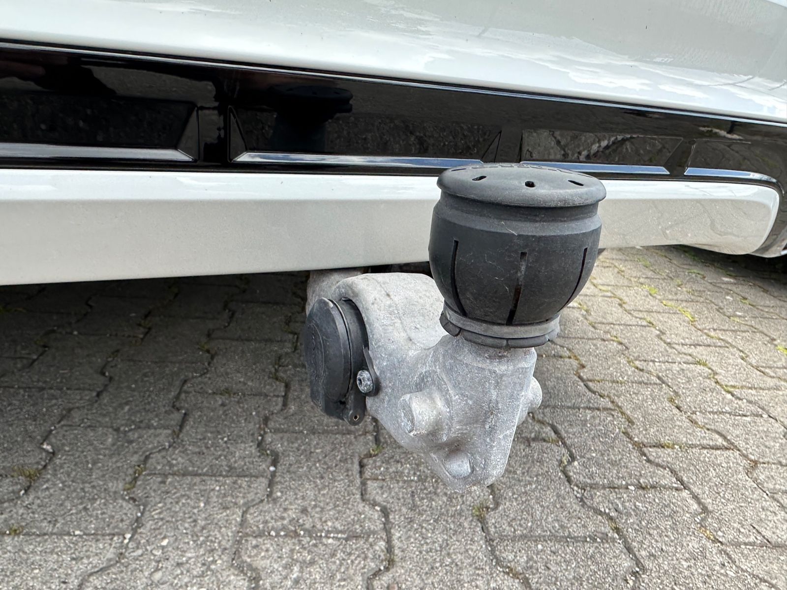 Volvo XC60 R Design T8 AWD Navi Pano HuD ACC AHK Leder