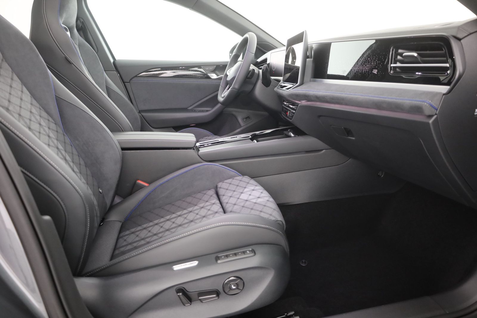 Volkswagen Passat Variant R-Line 2.0 TSI DSG Matrix Pano AH