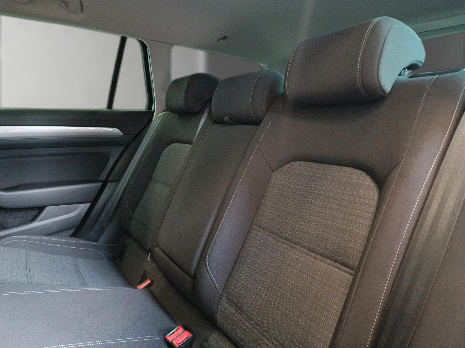 Volkswagen Passat Var. 1.5 TSI Business DSG - Samsaru's Car Outlet