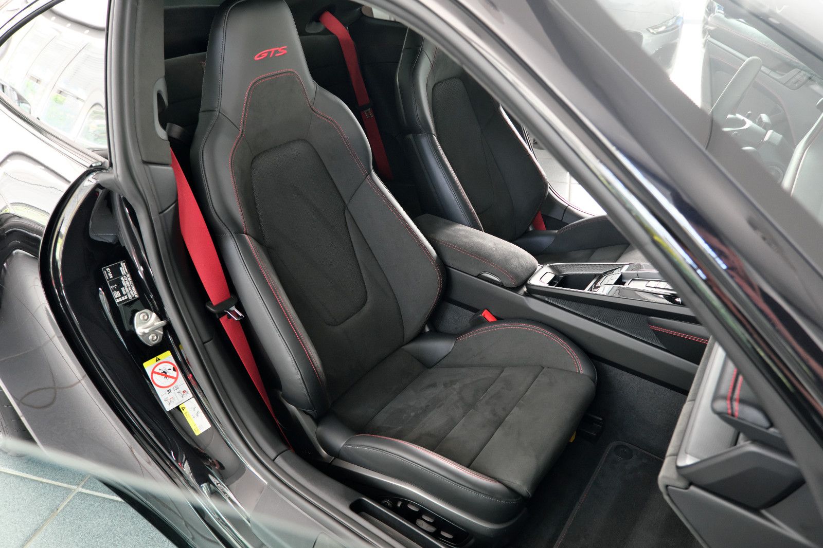Porsche 992.2 Carrera 4 GTS T-Hybrid Sport-Design Titan