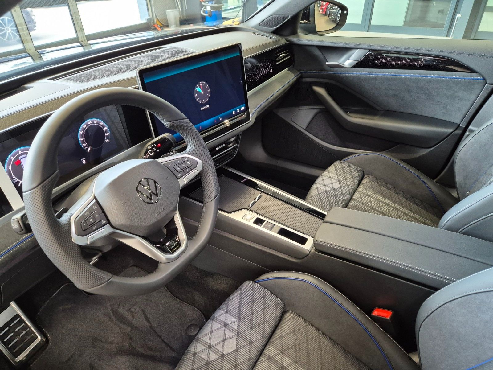 Volkswagen PASSAT VARIANT 2.0 TSI 4M R-LINE IQ PANO HUD AHK