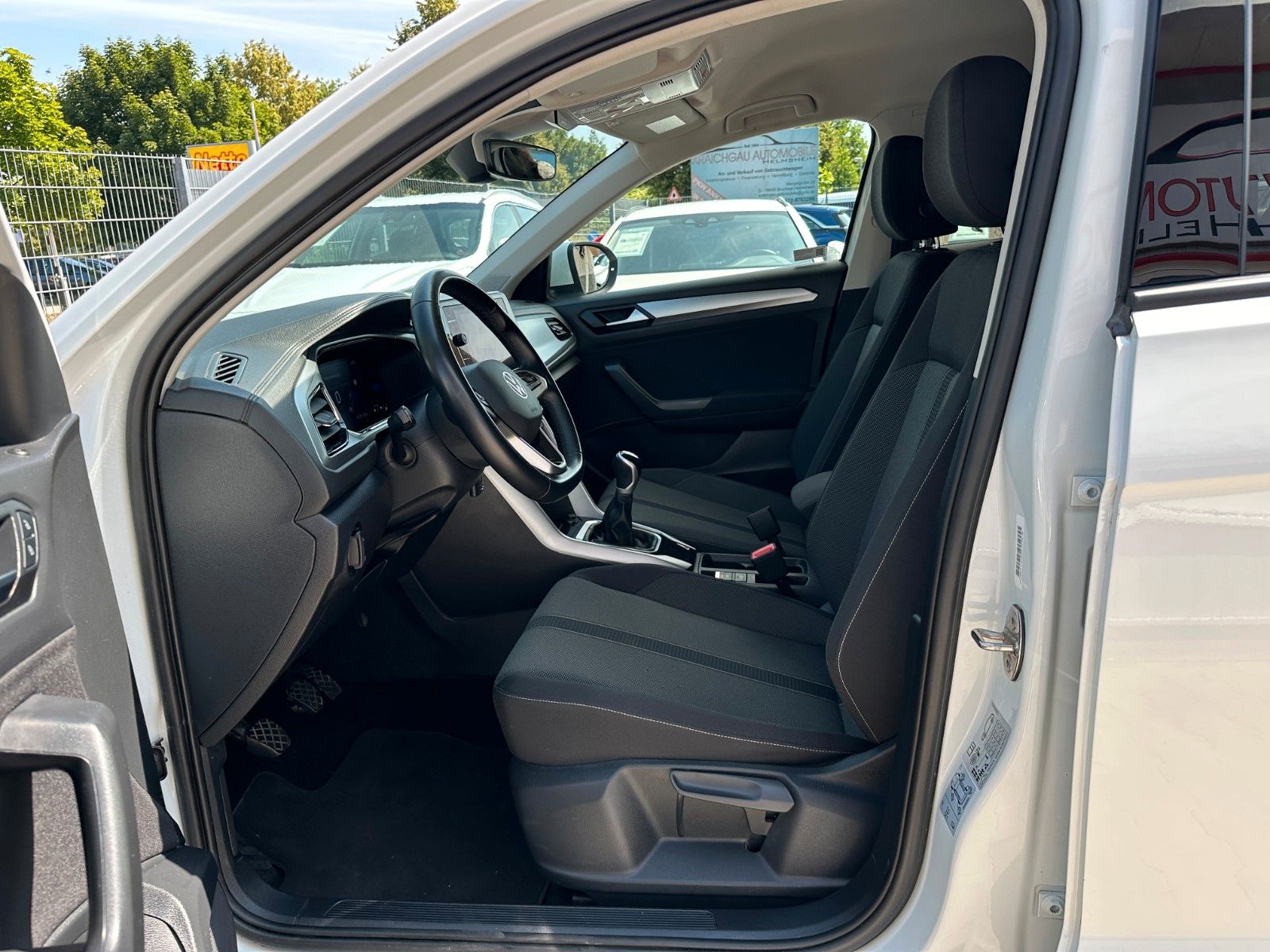 Volkswagen T-Roc Life - Samsaru's Car Outlet