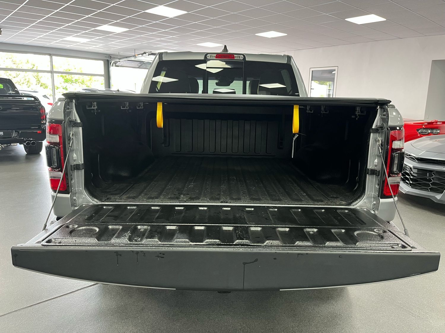 Dodge RAM 5,7l V8 *LARAMIE/12 Zoll Display/LED/AHK/SHZ