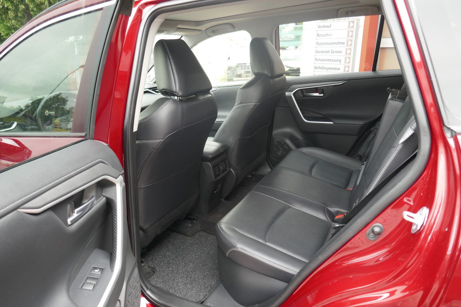 Toyota RAV 4 Hybrid Lounge Allrad - Samsaru's Car Outlet