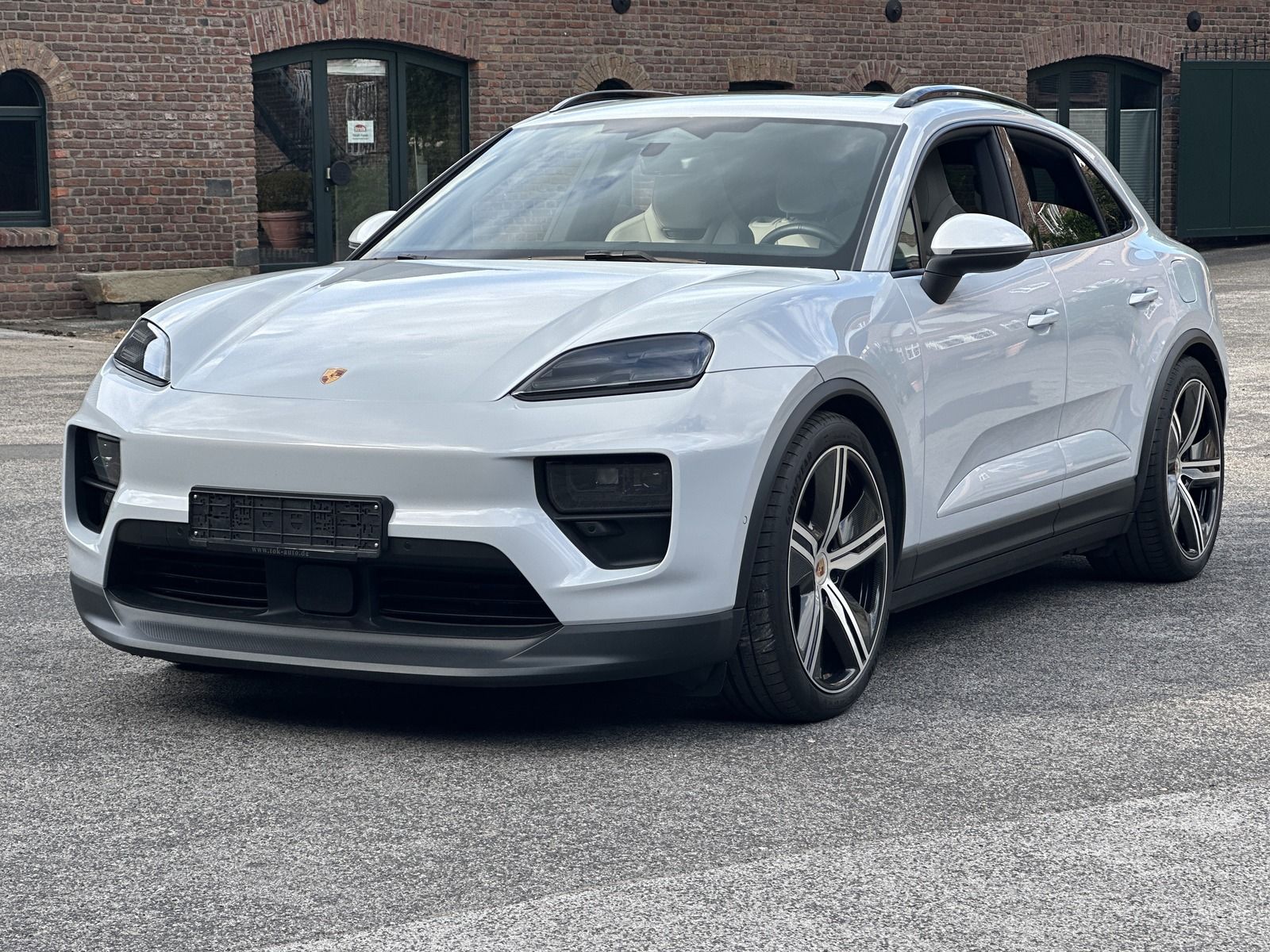 Porsche Macan 4 Exclusive - Samsaru's Car Outlet