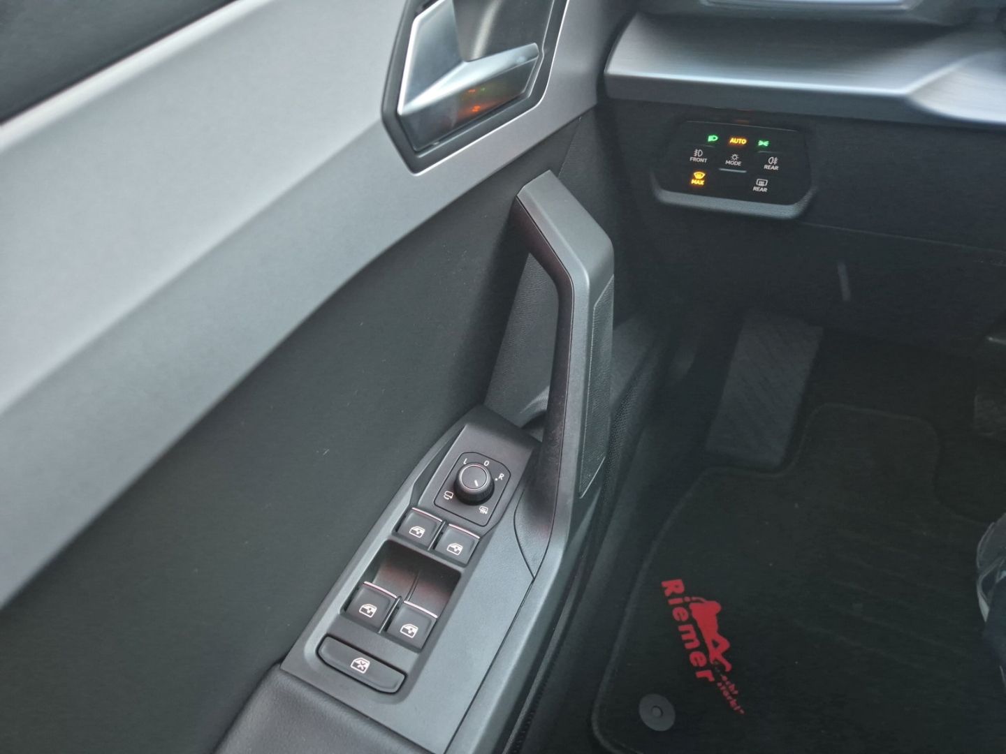 Seat Leon Sportstourer FR 2,0 TDi DSG AHK ACC CAM Kes